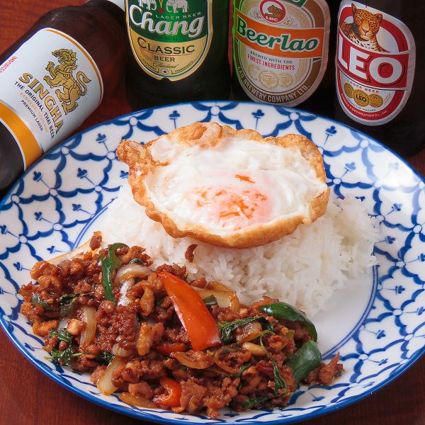 タイ料理の定番であり、当店でも25年間愛され続けている一品、ガイカパオ（鶏肉のバジル炒めご飯）