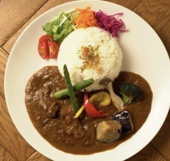 彩り野菜の牛すじカレー