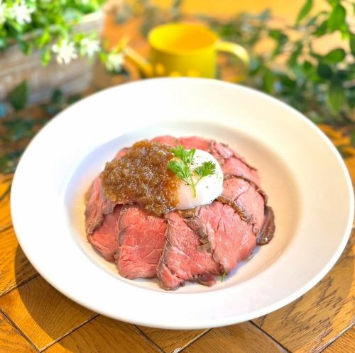 玉ねぎソース　ローストビーフ丼