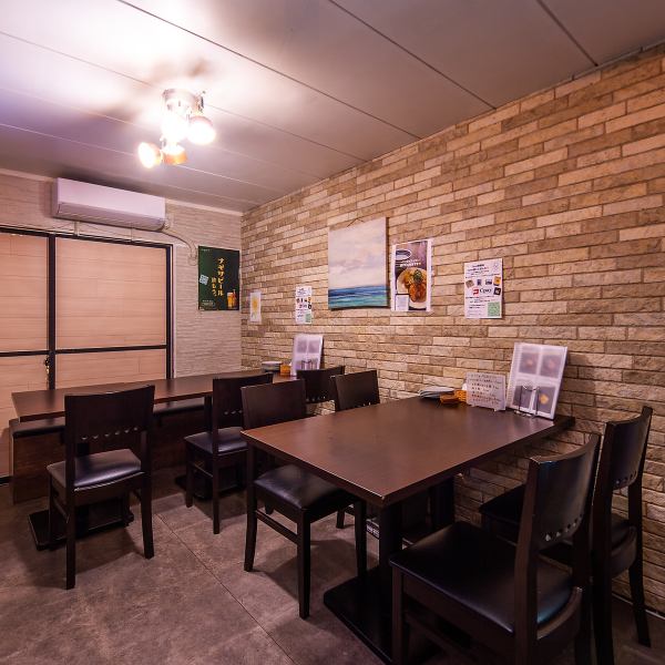 宴会には最大10名様まで利用できるテーブル席を完備♪広めに確保された空間は、仲間と過ごす時間をゆったり楽しめる設計になっています。温かみのある間接照明と落ち着きある空間が魅力で、騒がしさを感じさせないため会話も弾みます☆食事とお酒を囲みながら、特別な時間を過ごせる環境をご用意しました！