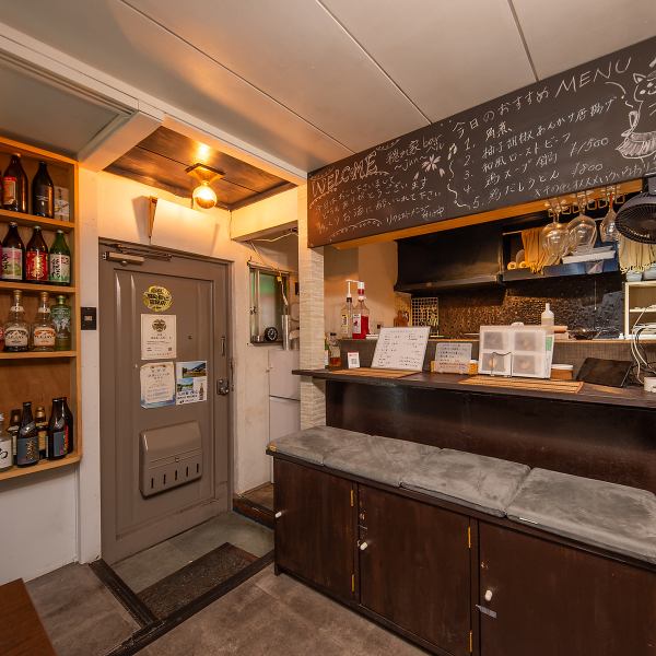 カウンター席や小テーブル席は少人数利用にぴったり☆温かな照明と木の質感が調和する店内は、まるで自宅のような心地よさを感じられます。デートや友人との語らいの場としても絶好のロケーション！特にカウンター席は店主との会話も楽しめ、ひとり飲みや早い時間帯の利用にもおすすめ◎