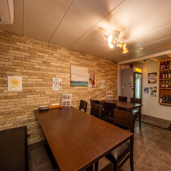 隠れ家のような落ち着きと、こだわりが詰まった独自の店内デザインが特徴です。駅からのアクセスも良く、気軽に立ち寄れる雰囲気を大切にしています☆アットホームでありながら非日常を感じられる空間づくりを意識し、どのお客様にも居心地の良い時間を提供◎20代半ば以降の大人たちが集う癒しの場です！