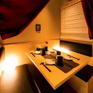 【4-6人包廂】讓我們一起享用美味的食物和飲品，度過美好時光！ *本店與姊妹店合營。 *允許吸煙（僅限包廂內，設有指定吸煙區）。 （可使用紙質香菸。）