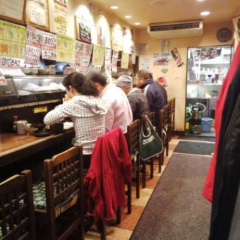 Information about counter seats on the first floor.There are 9 counter seats, one table for 4 people, and one table for 2 people.The counter seats are crowded with regulars every day, and new customers are also welcome to dine alone. The comfortable and relaxed atmosphere of the restaurant means that it's no wonder that there are so many regulars. Please feel free to use our restaurant for anything from a quick drink after work to various banquets.