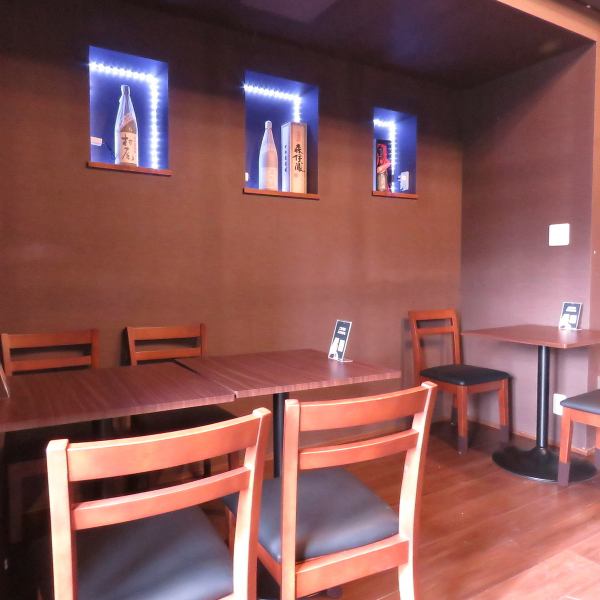 店内には2名様掛けテーブル席を7卓ご用意しております◎少人数でのご利用はもちろん、会社のお仲間とのご宴会や、ご友人同士の飲み会に最適です！「モバイルオーダー」を導入♪お客様のスマホから簡単にご注文いただけます。各種キャッシュレス決済にも対応しており、お会計もラクラク♪