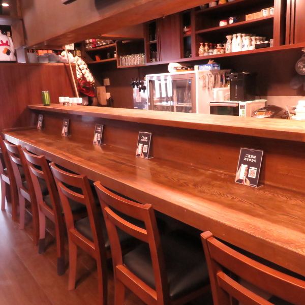 お一人様でも気兼ねなくお過ごしいただけるカウンター席を全6席ご用意◎お仕事帰りのサク飲みや、一人でじっくり料理とお酒を味わいたい時にぴったりです♪茶色ベースの落ち着いた空間に、暖色のライトが灯る居心地の良い雰囲気！目の前で調理の様子を眺めながら、臨場感と共に自慢の料理をお楽しみください。