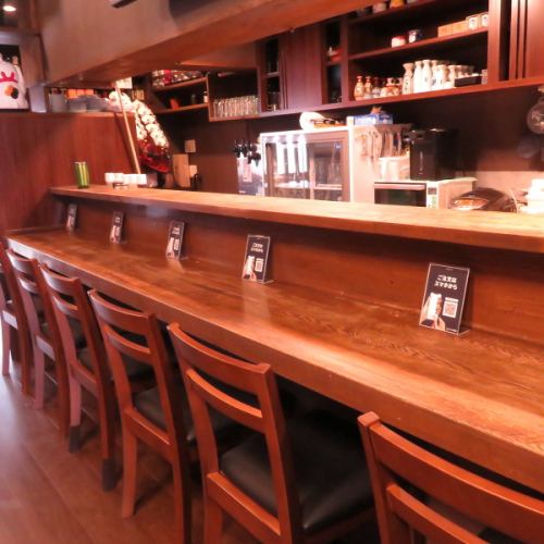 【カウンター席 1×6】お一人様でも気兼ねなく過ごせるカウンター全6席ご用意◎お仕事帰りのサク飲みや、一人飲みにもぴったりです♪落ち着いた空間。調理の様子を眺めながら、自慢の炭火焼きやお刺身を肴に、ゆったりとした自分だけの時間をお過ごしください。