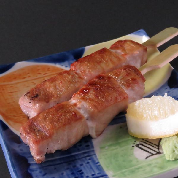 【◆絶品炭火焼き◆】毎朝仕入れる新鮮マグロ使用！中はレア♪旨味が溢れる「マグロ中トロ串焼」