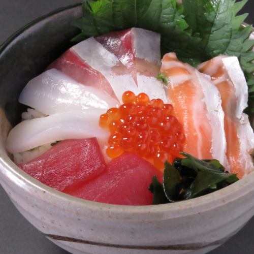 【◆鮮度抜群◆】市場直送の海の幸がたっぷり！お食事の〆におすすめです♪「ミックス海鮮丼」