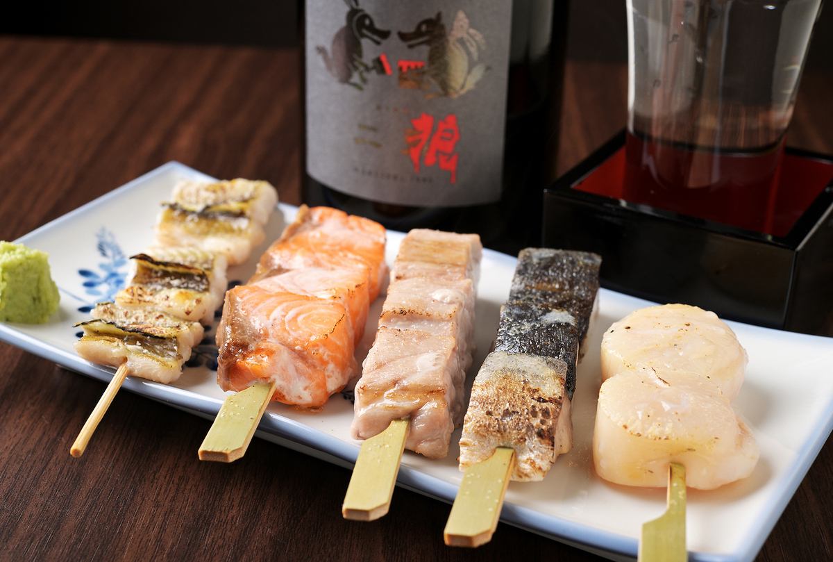 毎朝市場から仕入れる鮮度抜群の旬魚！炭火串焼きやお刺身で楽しめます◎