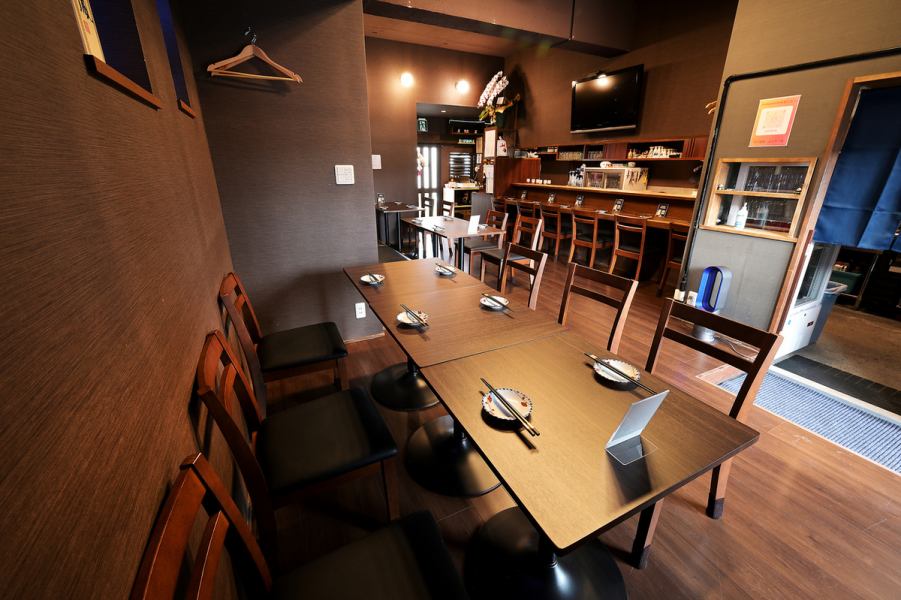 暖色のライトが灯る落ち着いた雰囲気の店内◎お席はカウンター席とテーブル席をご用意♪最大20名様までの店内貸切にも対応可能です！会社の宴会や打ち上げ、友人やお仲間との集まりなど、周りを気にせず一体感のある宴会が楽しめます。貸切ご利用の方は、お気軽にご相談ください。