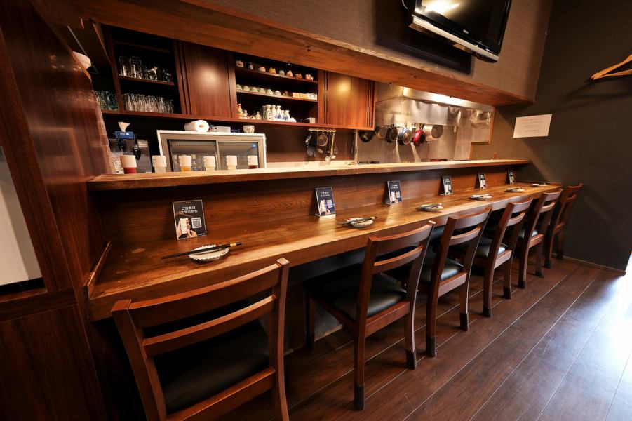お一人様でも気兼ねなくお過ごしいただけるカウンター席を全6席ご用意◎お仕事帰りのサク飲みや、一人でじっくり料理とお酒を味わいたい時にぴったりです♪茶色ベースの落ち着いた空間に、暖色のライトが灯る居心地の良い雰囲気！目の前で調理の様子を眺めながら、臨場感と共に自慢の料理をお楽しみください。