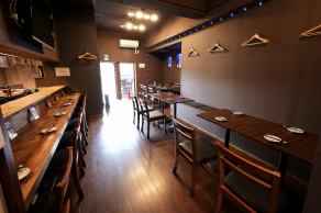 [Table seats 2 x 7] We have 7 tables that seat 2 people. These are perfect for small groups. Perfect for company colleagues or friends for drinking parties.We accept mobile orders from your smartphone and various cashless payment methods, making your stay convenient and comfortable.