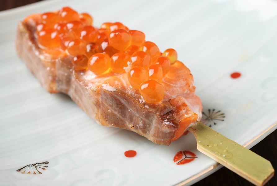 【◆絶品炭火焼き◆】毎朝仕入れる新鮮マグロ使用！中はレア♪旨味が溢れる「サーモン親子串焼」