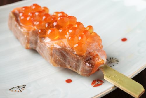 【◆絶品炭火焼き◆】毎朝仕入れる新鮮マグロ使用！中はレア♪旨味が溢れる「サーモン親子串焼」