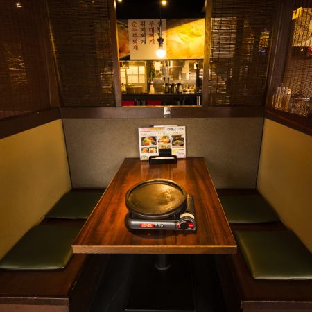 ご家族のお食事・合コンにも人気！店内にはたくさんの4名様用BOX席がございます。両側ベンチシートでゆったりとお寛ぎいただくことが可能です。わいわい美味しい焼肉を囲みながら楽しいひと時をぜひお過ごしください！