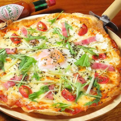 Tomato pizza with melty soft-boiled egg