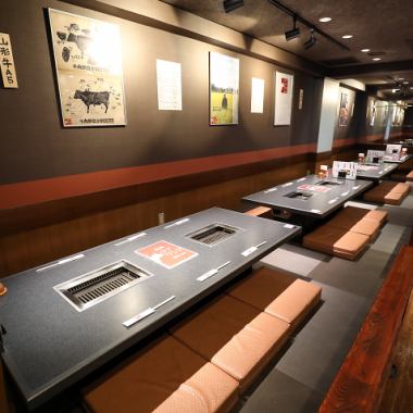 The interior, which is based on black, has a chic and calm atmosphere.There are tatami mat seats and spacious table seats with bench seats on one side.The tatami room for 4 people can be used by 8 people by removing the partition, so it can be used in various scenes from a small number of people to a large number of people.Please do not hesitate to contact us!