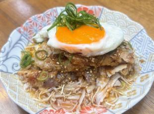 よだれ豚の目玉焼きのせ