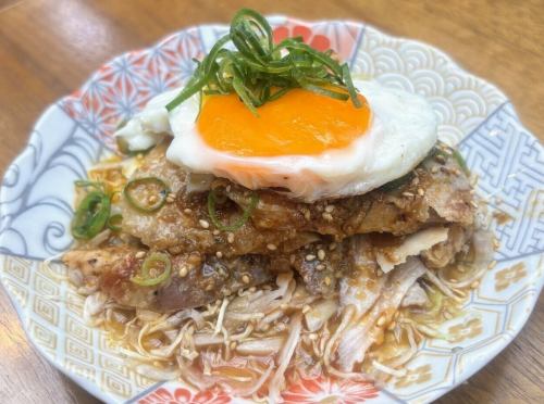 よだれ豚の目玉焼きのせ