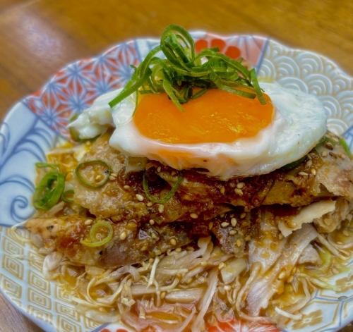 よだれ豚の目玉焼きのせ