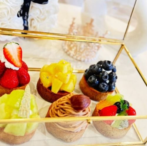 【宝石箱のような絶品スイーツ】フルーツタルト：650円(税込)～