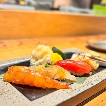熟練の職人が目の前で丁寧に握る江戸前寿司と伝統的な魚介の炭火焼を是非。