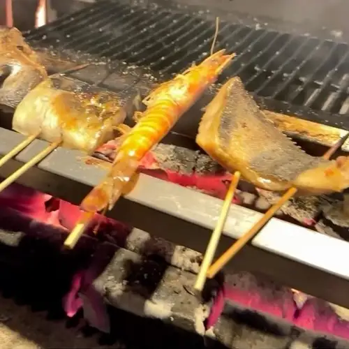 炭火で味わう新鮮な魚介類