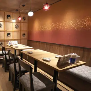 ≪4名様用テーブル席≫和の趣を感じる落ち着いた店内には、ゆったりと寛げる4名様用のテーブル席をご用意。親しい友人との飲み会や、ご家族での団欒など、様々なシーンでご利用頂けます。木の温かみに包まれた居心地の良い空間で、当店自慢の江戸前寿司を心ゆくまでご堪能ください。大人数でのご宴会も承ります◎