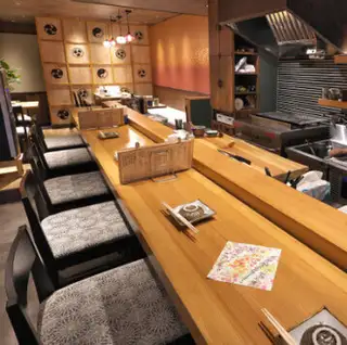 ≪カウンター席≫職人の技を間近で眺められるライブ感満載のカウンター席は、お一人様でのご利用やサク飲みにも最適。目の前で繰り広げられる鮮やかな手さばきを楽しみながら、握りたての寿司を味わう贅沢なひとときをお過ごしください。お仕事帰りの一杯や、デートでのご利用にもおすすめ。お気軽に本格的な江戸前寿司を◎