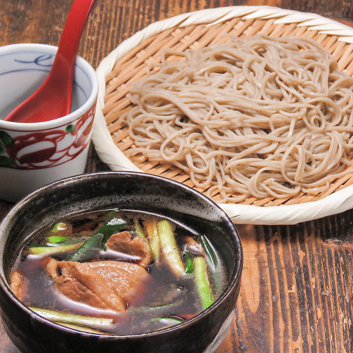 シャキシャキのネギと鴨肉をたっぷり使った鴨せいろが大人気！