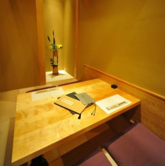 [Tsugumi] A completely private room with a sunken kotatsu table that can be used by 2 to 4 people.It is ideal for various occasions such as girls-only gatherings, banquets, dinner parties, and entertainment.Please feel free to ask us for a preview in advance.