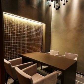 [Seifu]桌上型的完整私人房间，可供2至4人使用，顶部和底部完全分隔开。非常适合在约会，晚宴和娱乐等各种场景中使用。请随时要求预览。