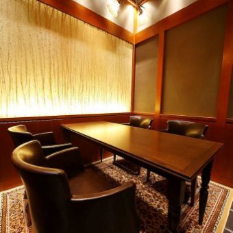 [Ryokufu]桌上型的完全私人房间，顶部和底部完全分隔，可供2至4人使用。非常适合在约会，晚宴和娱乐等各种场景中使用。请随时要求预览。