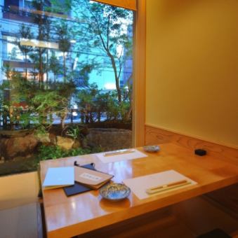 [Nadeshiko] 一个完全私人的房间，有一个凹陷的被炉桌，可供两个人使用。可欣赏室外花园美景的客房。非常适合约会、用餐等各种场景使用。请随时要求我们提前预览。