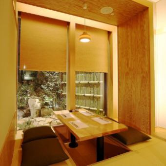 【Kikyo】Complete private room with sunken kotatsu table that can be used by 2 to 4 people.A room with a tasteful view of the garden outside.It is ideal for various occasions such as girls-only gatherings, banquets, dinner parties, and entertainment.Please feel free to ask us for a preview in advance.