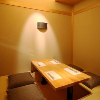 [Seseragi] A completely private room with a sunken kotatsu table that can be used by 2 to 4 people.It is ideal for various occasions such as girls-only gatherings, banquets, dinner parties, and entertainment.Please feel free to ask us for a preview in advance.