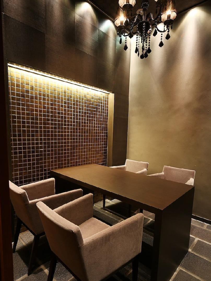 극상에 적합한 일본의 특등석에.개인실과 파고타츠석이 중심인 140석