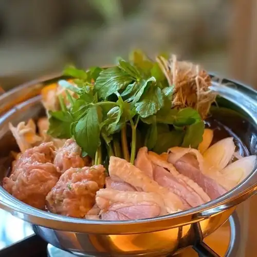 仙台冬季美食，著名的“仙台芹菜火锅”。