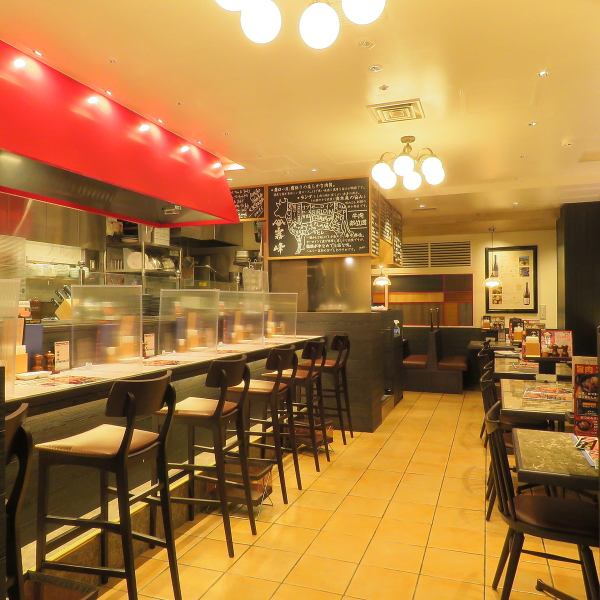 カウンター席は、全部で6席ございます。平日はお得なランチセットもご用意しておりますので、お腹一杯ご満足いただけます。お一人様でもお気軽にお越しください。