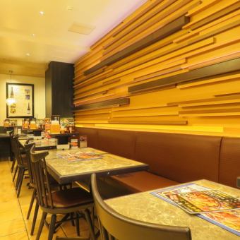 2 명 테이블 3 탁자 있습니다.