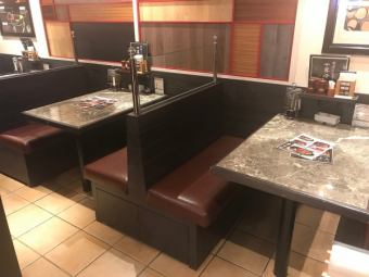 4명 소파석은 3탁 있습니다.