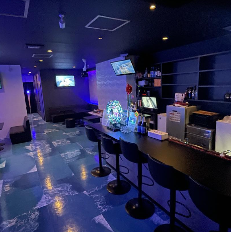 【おひとり様も大歓迎◎】当店はカウンター席を充実させており、ひとりでも気軽に楽しめる雰囲気を大切にしています。お仕事帰りにサクッと飲みながらリラックスできます！さらに、飲み放題プランやカラオケ、ダーツを楽しみながら、素敵な時間をお過ごしください！自分だけの特別なひとときをぜひ体験してみてください。