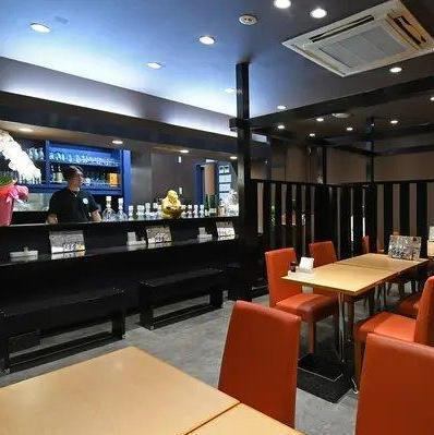お洒落で開放的な雰囲気！  広々と居心地抜群な店内◎