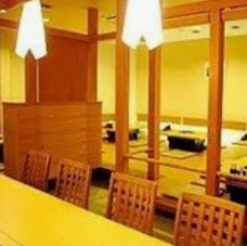 ゆったりとしたカウンター席は、お一人様や少人数でのご利用に最適です。美味しいお食事を心ゆくまでお楽しみいただけます。自分だけの特別な時間を過ごしたい時にぜひご利用ください♪