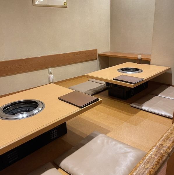 広々としたテーブル席は、4名様用を8卓ご用意しております。ご家族やご友人との食事はもちろん、少人数での飲み会にも最適です。周りを気にせず、美味しいお肉を囲んで楽しい時間をお過ごしいただけます。