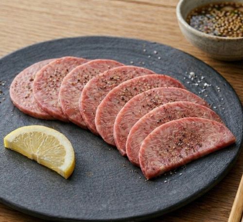 香ばしいタン塩。レモンでさっぱり、食感も旨みも楽しめる人気の一皿です。