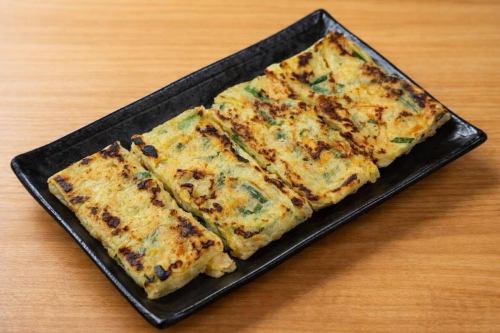新メニュー登場🔥
外カリッ、中ふわっの【チヂミ】🥢

香ばしく焼き上げた一枚は、
ついついお酒が進むやつです🍺

実は桃園、焼肉だけじゃなく
おつまみメニューもどんどん増えてます✨

ちょい飲み・居酒屋使いも大歓迎👌
仕事帰りにサクッと一杯どうぞ😊

焼肉も、おつまみも。
その日の気分で楽しめるお店へ🔥

#魚津焼肉
#焼肉桃園
#魚津グルメ
#富山グルメ
#魚津居酒屋
