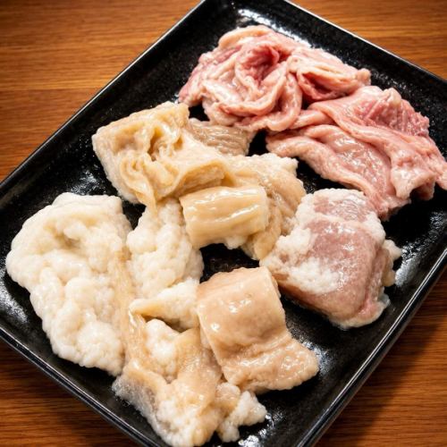 【桃园新菜品】
推荐给喜欢内脏的人!
我们开始供应“三种内脏拼盘”啦🔥
・ 猪激素
猪肥杂碎
牛肚
这套品尝套装让您尽享每种肉类不同的口感和美味!✨
烤熟后,味道鲜美!
它和酒简直是绝配🍺
请试一试!
#鱼津烤肉 #富山美食 #鱼津美食 #富山烤肉