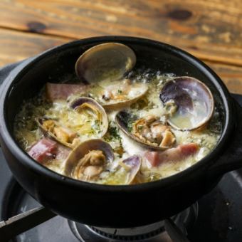 Cream ajillo with clams and thick-sliced bacon